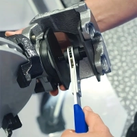 Levittävä jarrumäntätyökalu